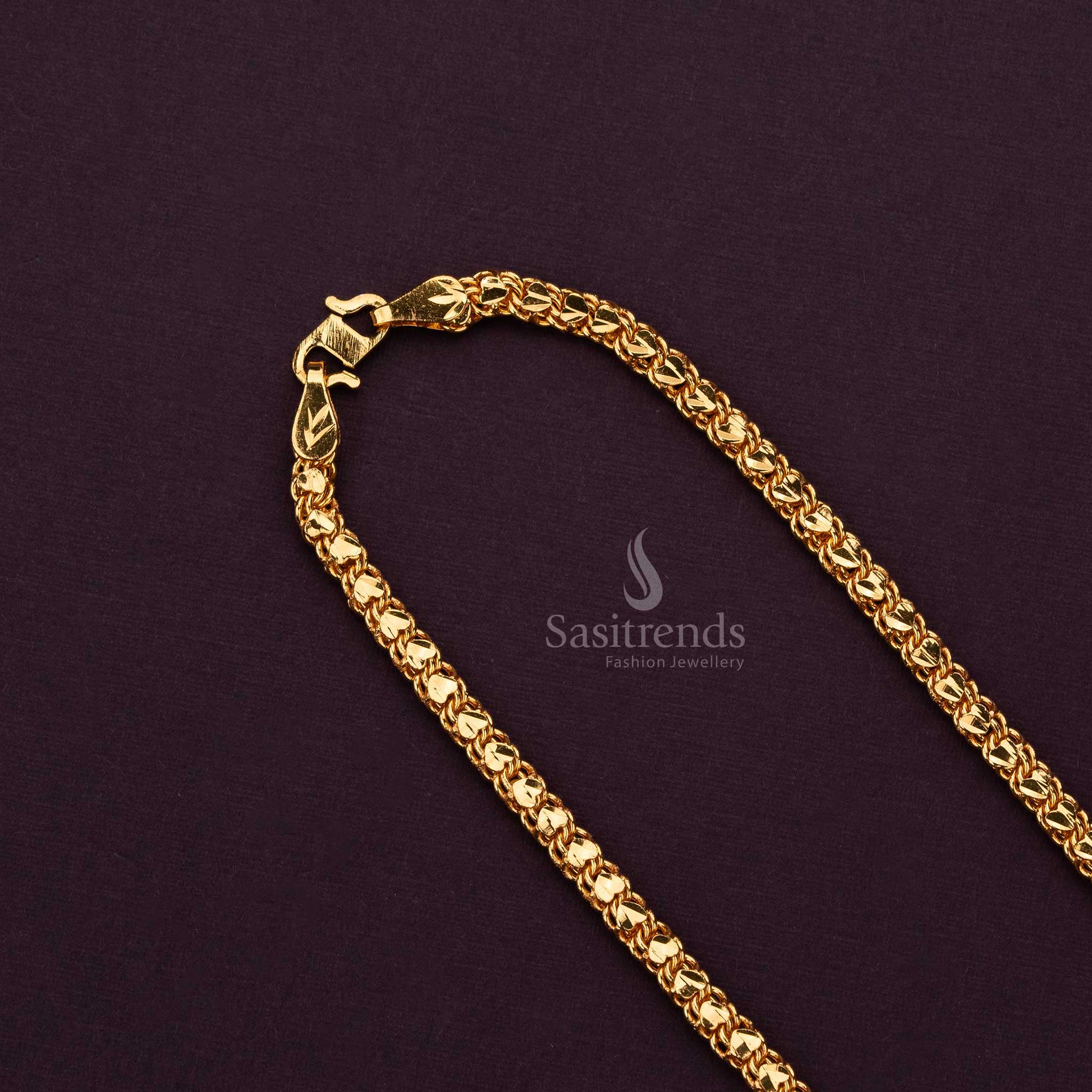 Micro gold plated chain featuring heart-shaped links, ideal for a charming and delicate appearance - Sasitrends