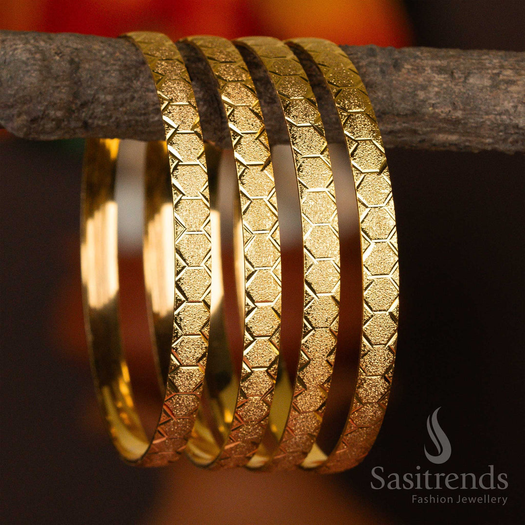 Set of four micro gold-plated bangles with guaranteed geometric patterns - Sasitrends