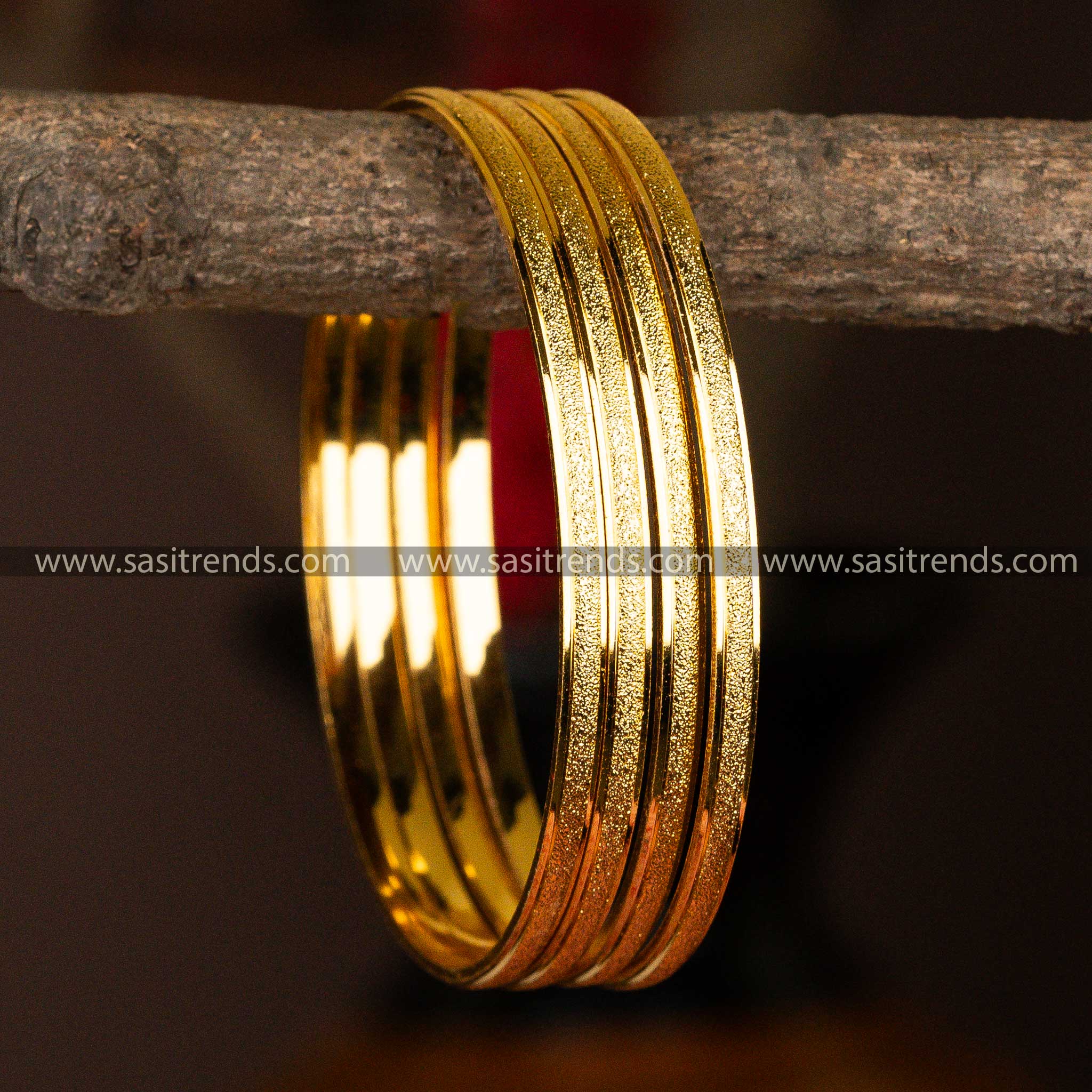 Set of 4 elegantly textured micro gold-plated bangles for a radiant finish