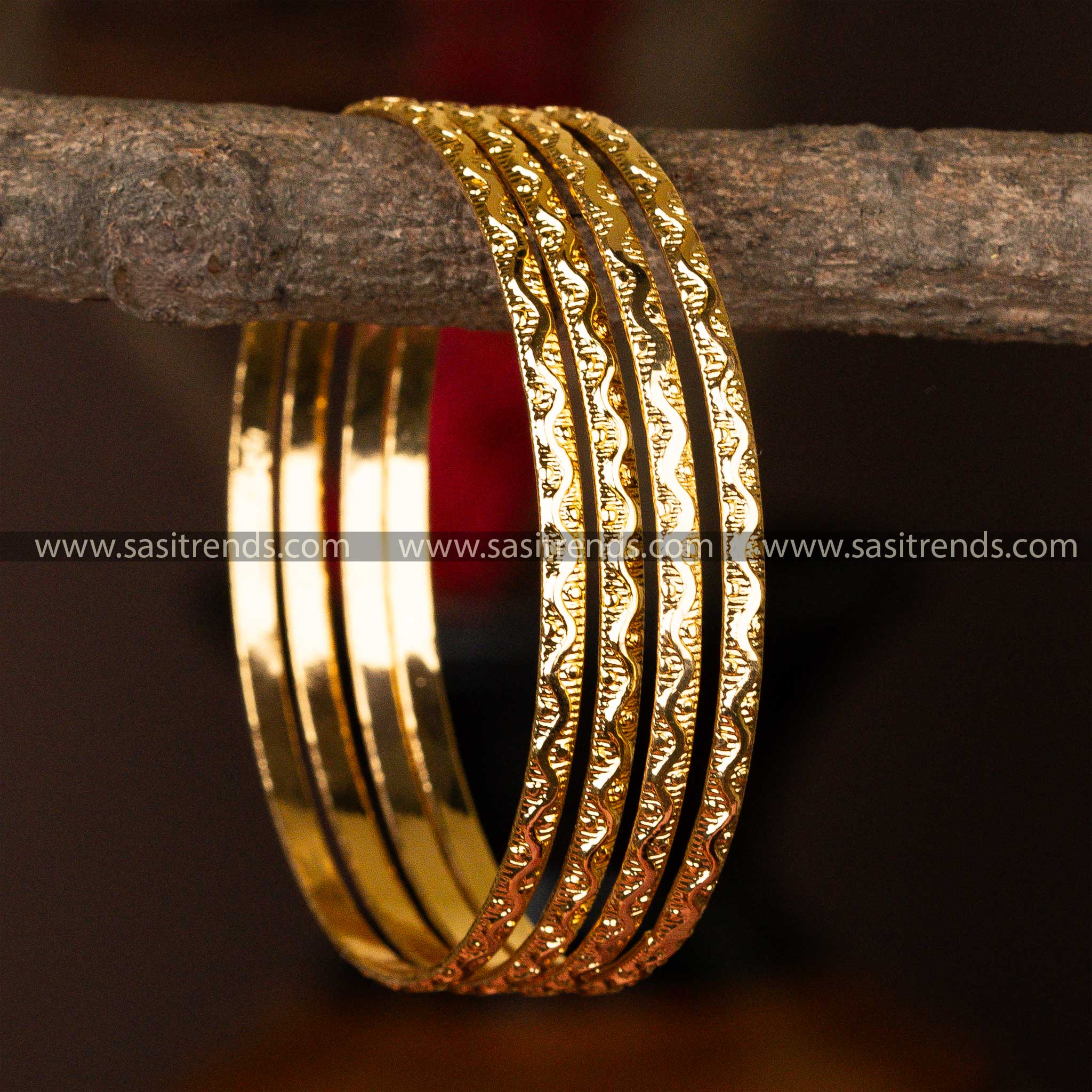 Set of 4 micro gold-plated bangles with intricate wave and leaf patterns