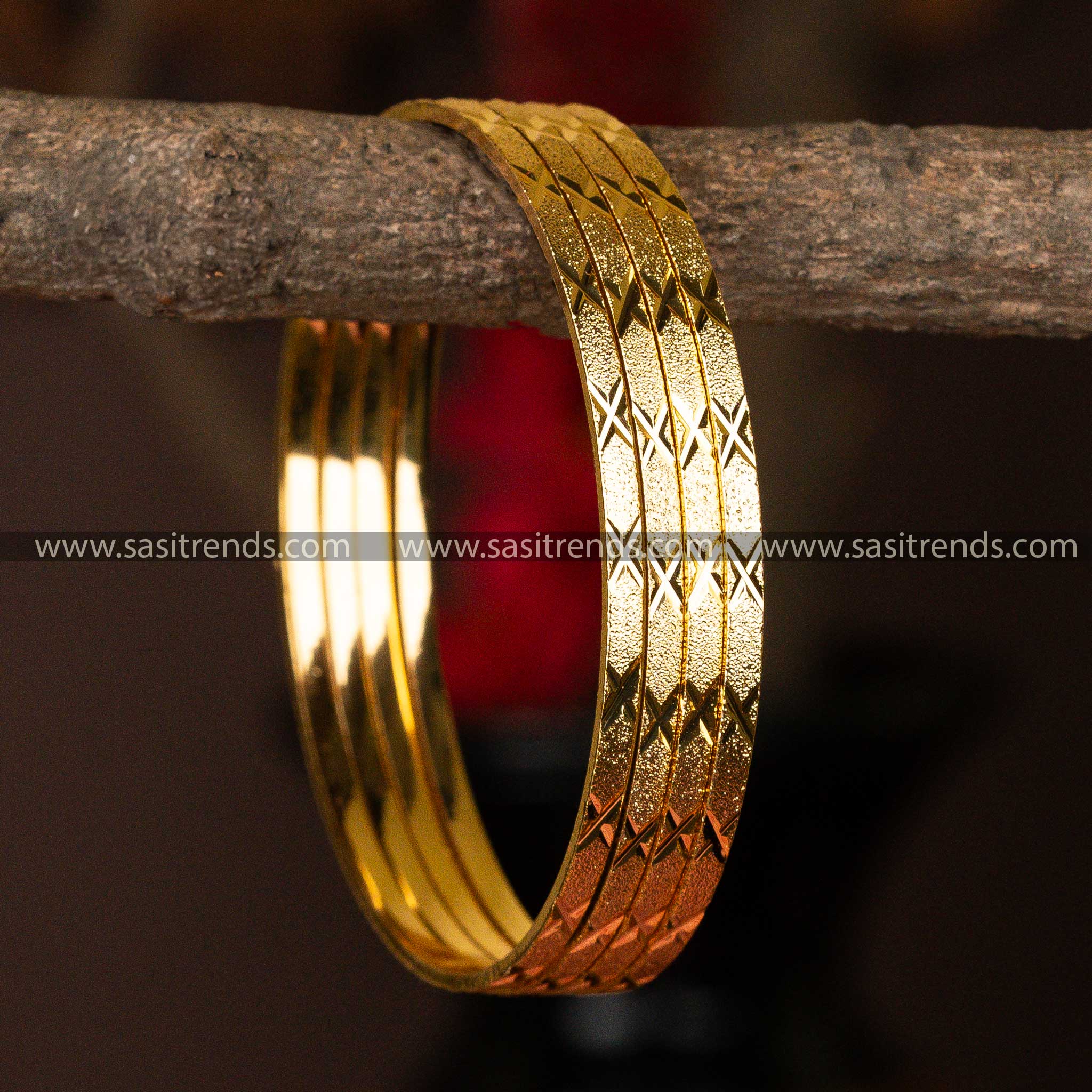 Elegant set of 4 micro gold-plated bangles featuring geometric etchings