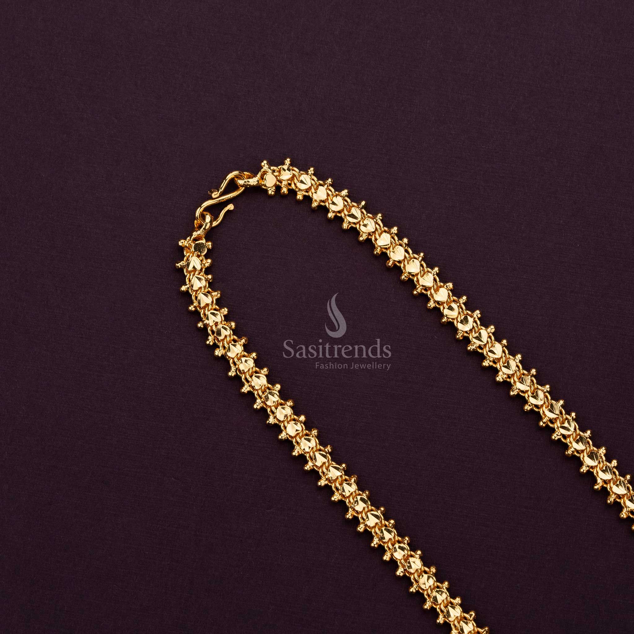 Delicate micro gold plated chain adorned with heart-shaped links - Sasitrends