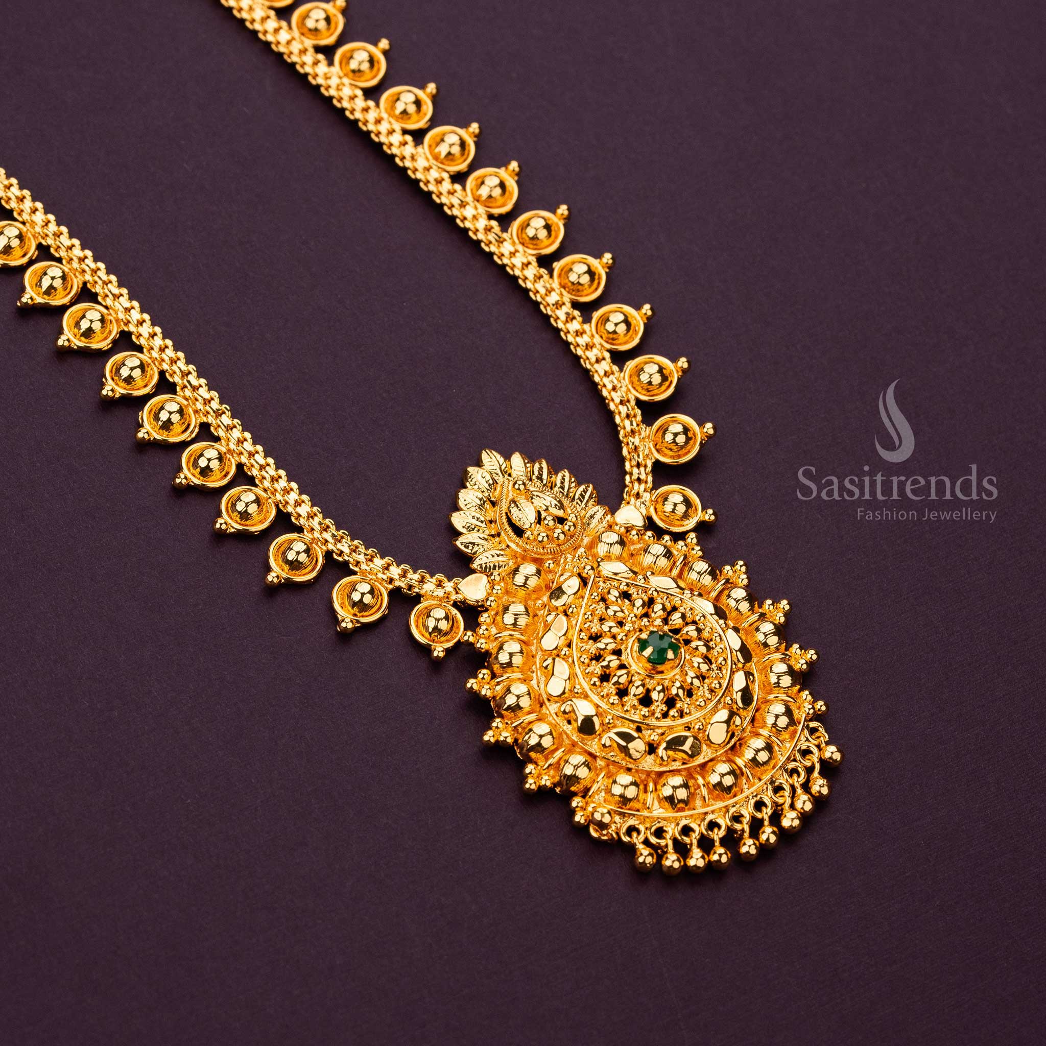 Elegant model wearing the traditional gold plated necklace - Sasitrends