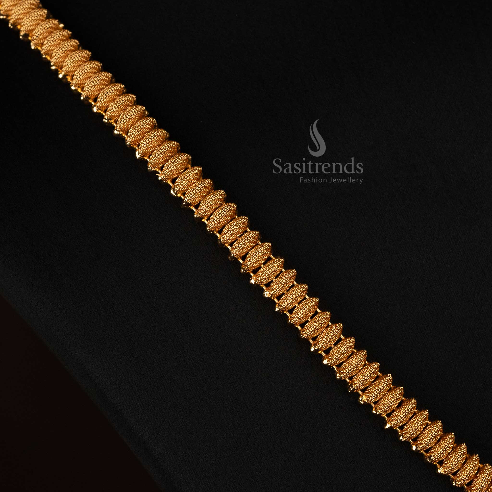 Elegant Micro Gold Plated Necklace Featuring Conch Pendant and Stone Detail - Sasitrends