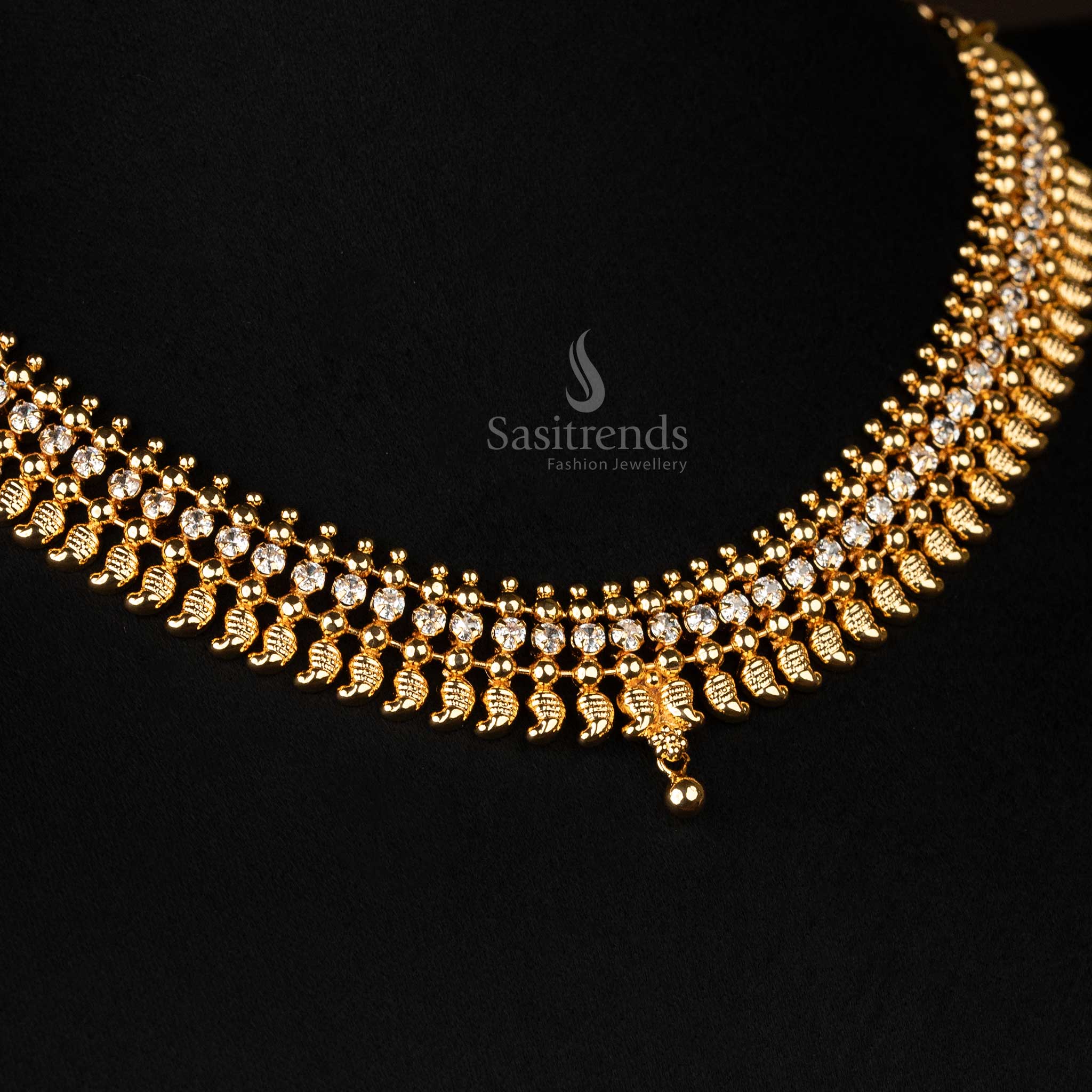 White micro gold-plated mango motif necklace with earrings - Sasitrends