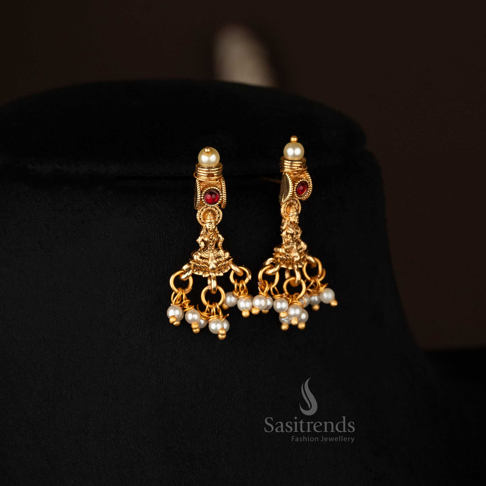 Model wearing micro gold-plated flower pendant and pearl Earrings - Sasitrends