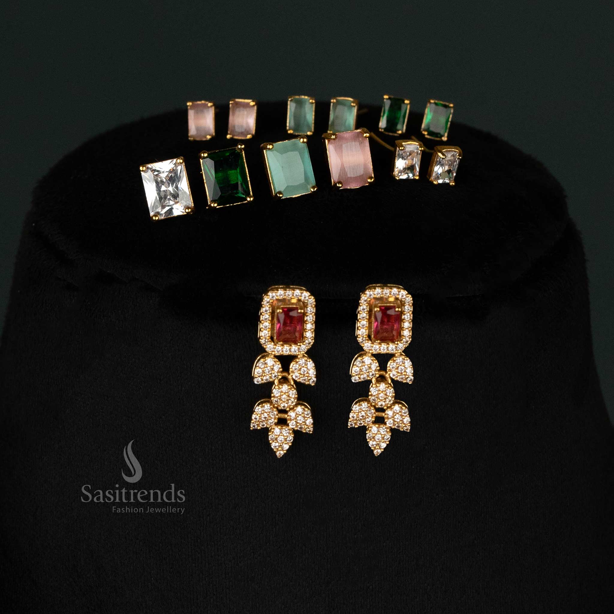 Matte gold-plated jewellery set with three layers of AD diamonds and matching earrings - Sasitrends