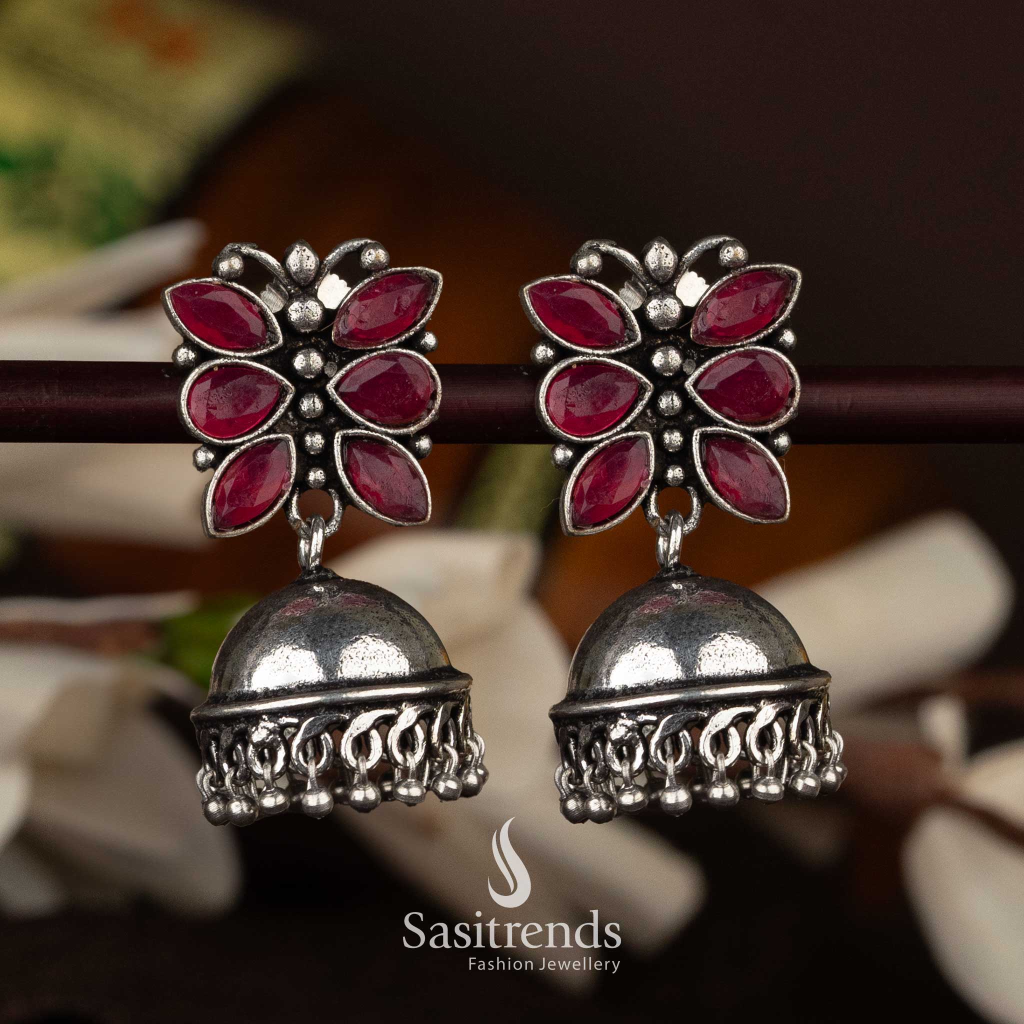 Traditional oxidised earrings with a sunny ruby floral design and dome shape - Sasitrends