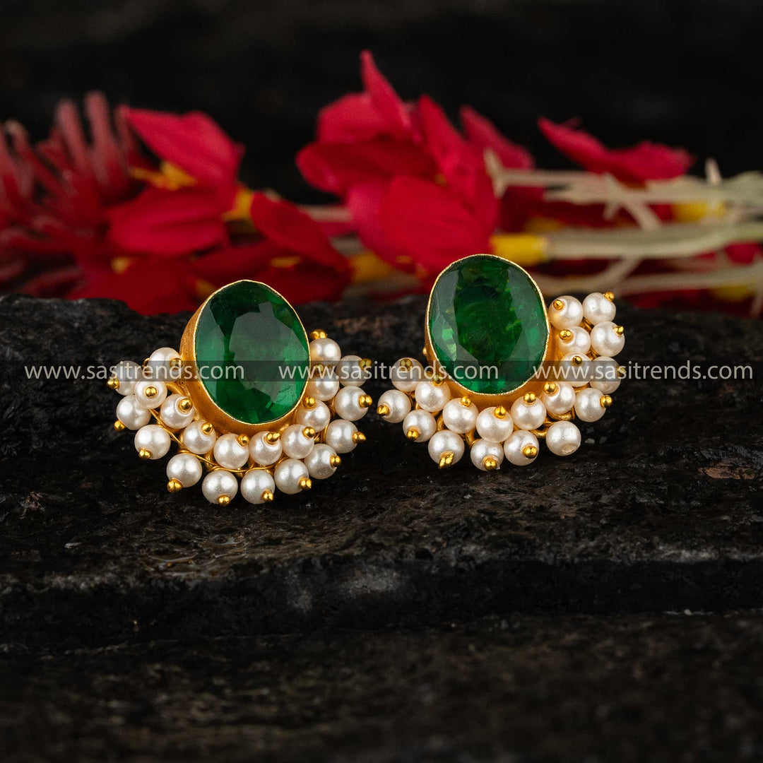 Green stone gold-plated earrings with pearls by Sasitrends