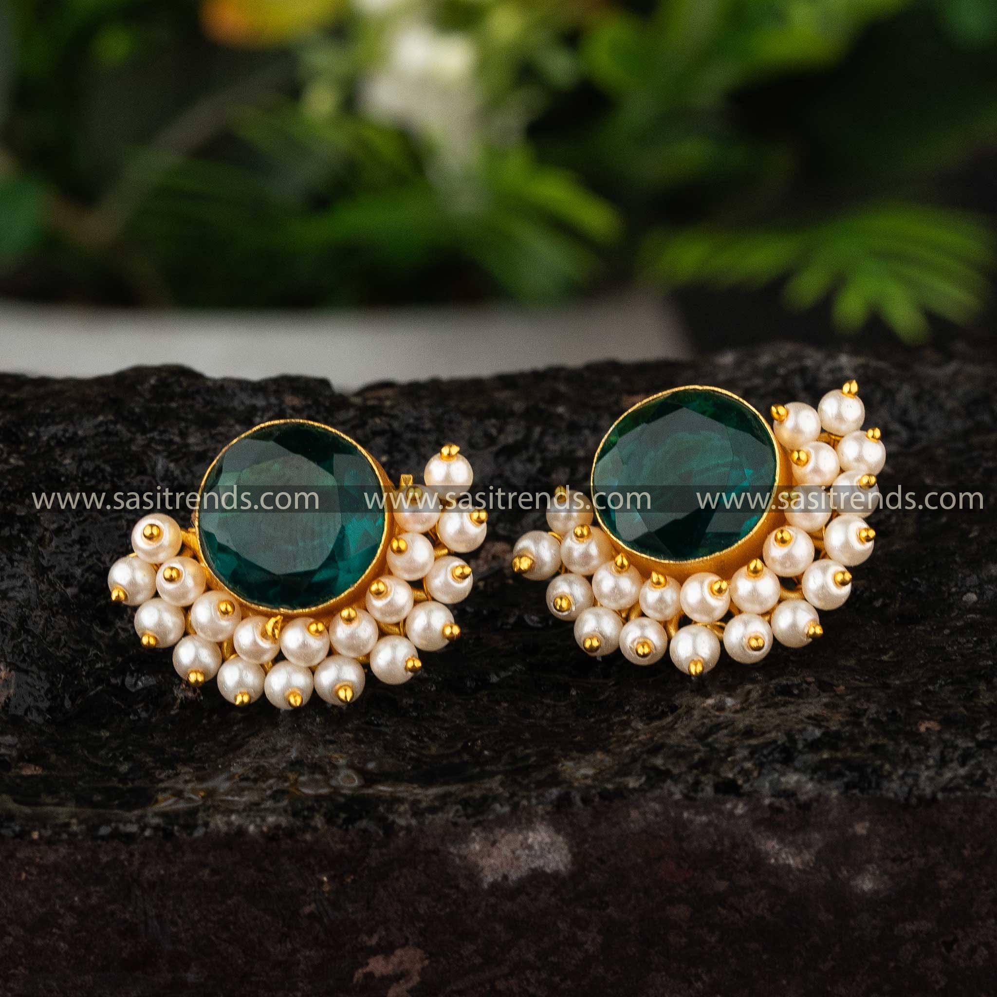 Emerald green stone gold-plated earrings with pearls by Sasitrends