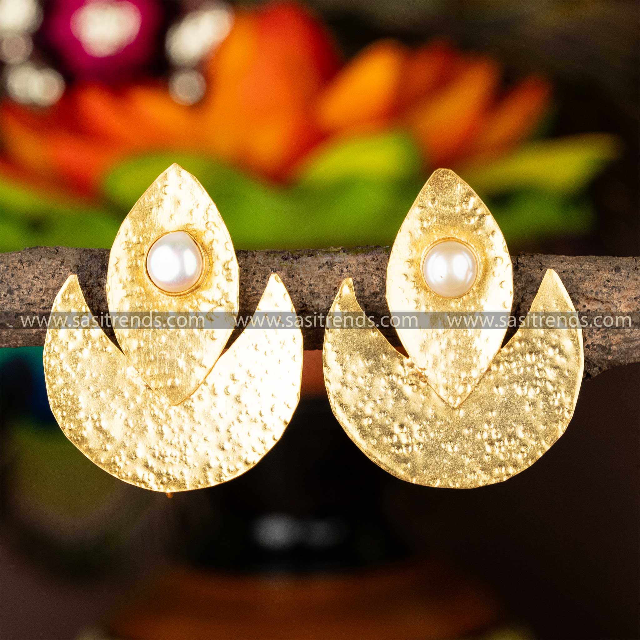 Crescent-shaped gold-plated earrings with a central pearl detail