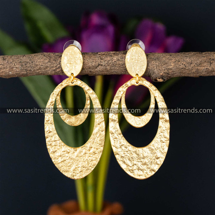 Cascading circles gold-plated earrings with a textured finish