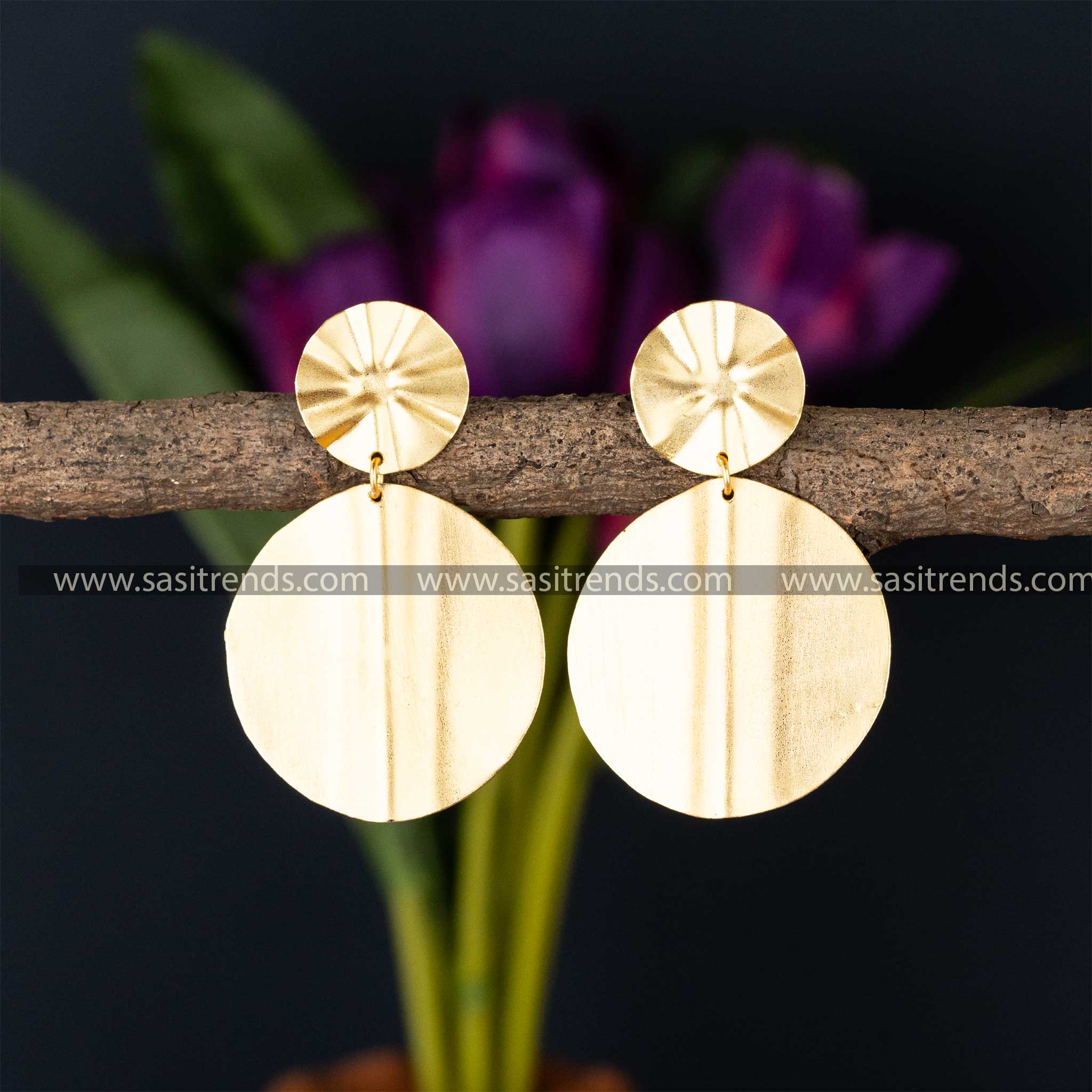 Disc dangle gold-plated earrings with a satin finish