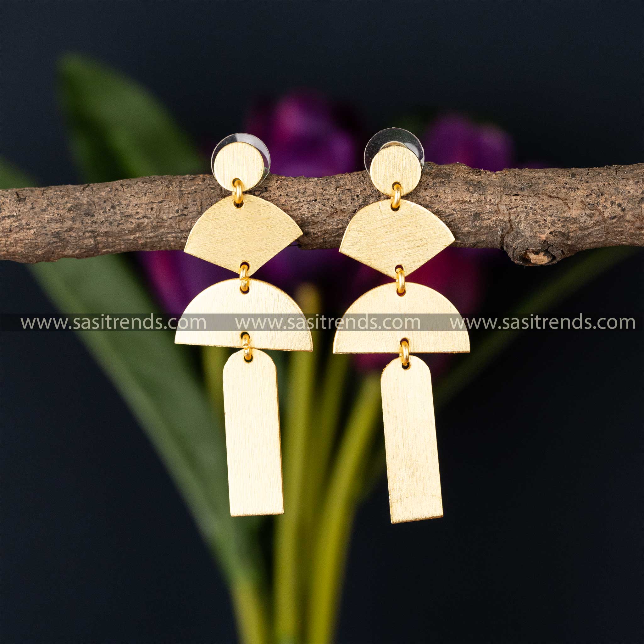 Fan and pillar design gold-plated earrings with a modern aesthetic