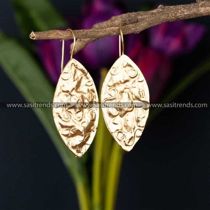 Wavy oval textured gold-plated earrings for an elegant style