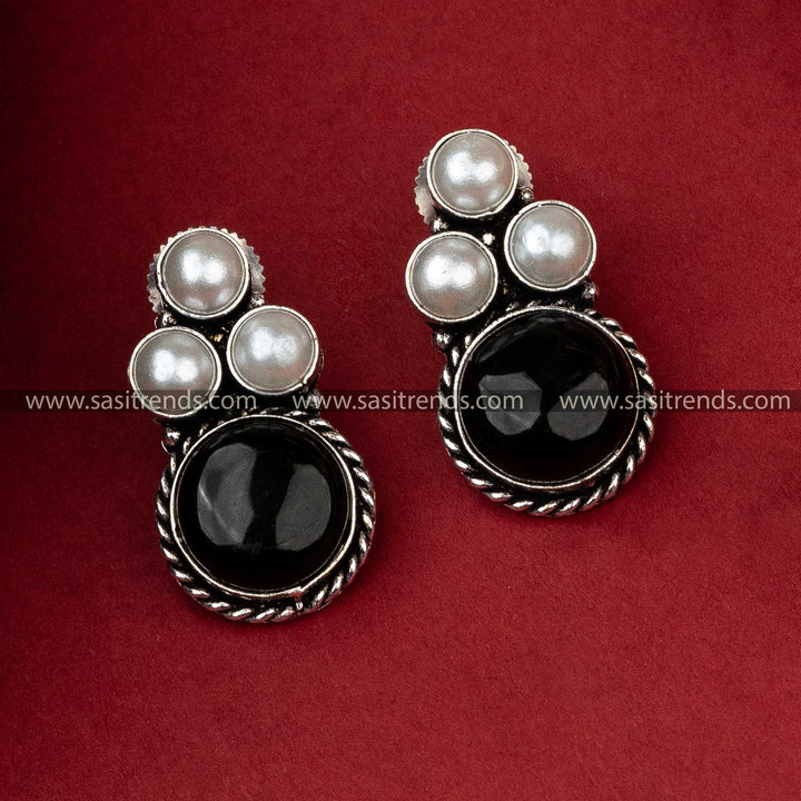 Oxidised silver earrings with pearl details and a classic black monalisa stone, a versatile accessory for any occasion