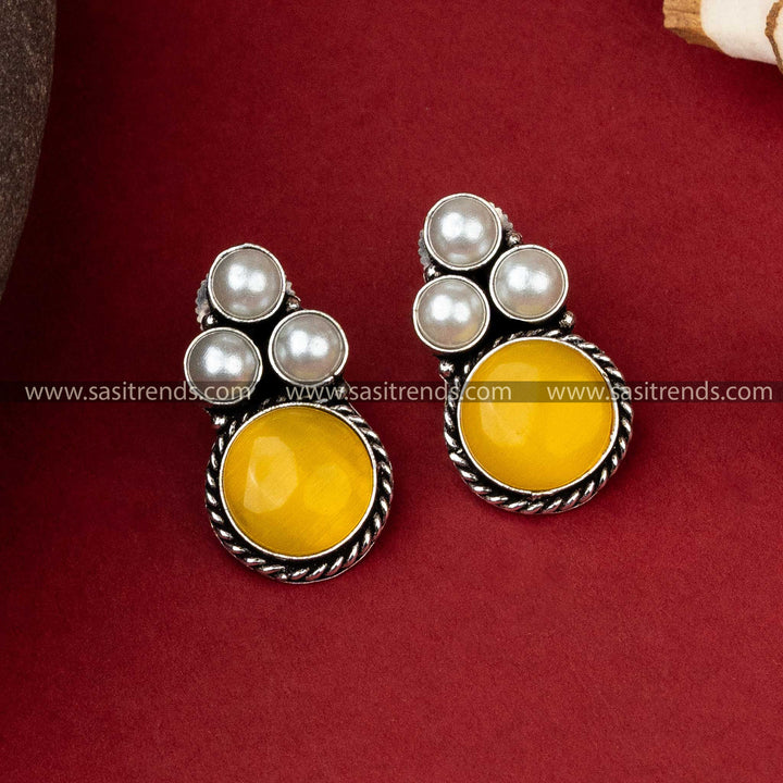 Chic oxidized silver earrings with three pearls and a vibrant yellow monalisa stone for a striking contrast.