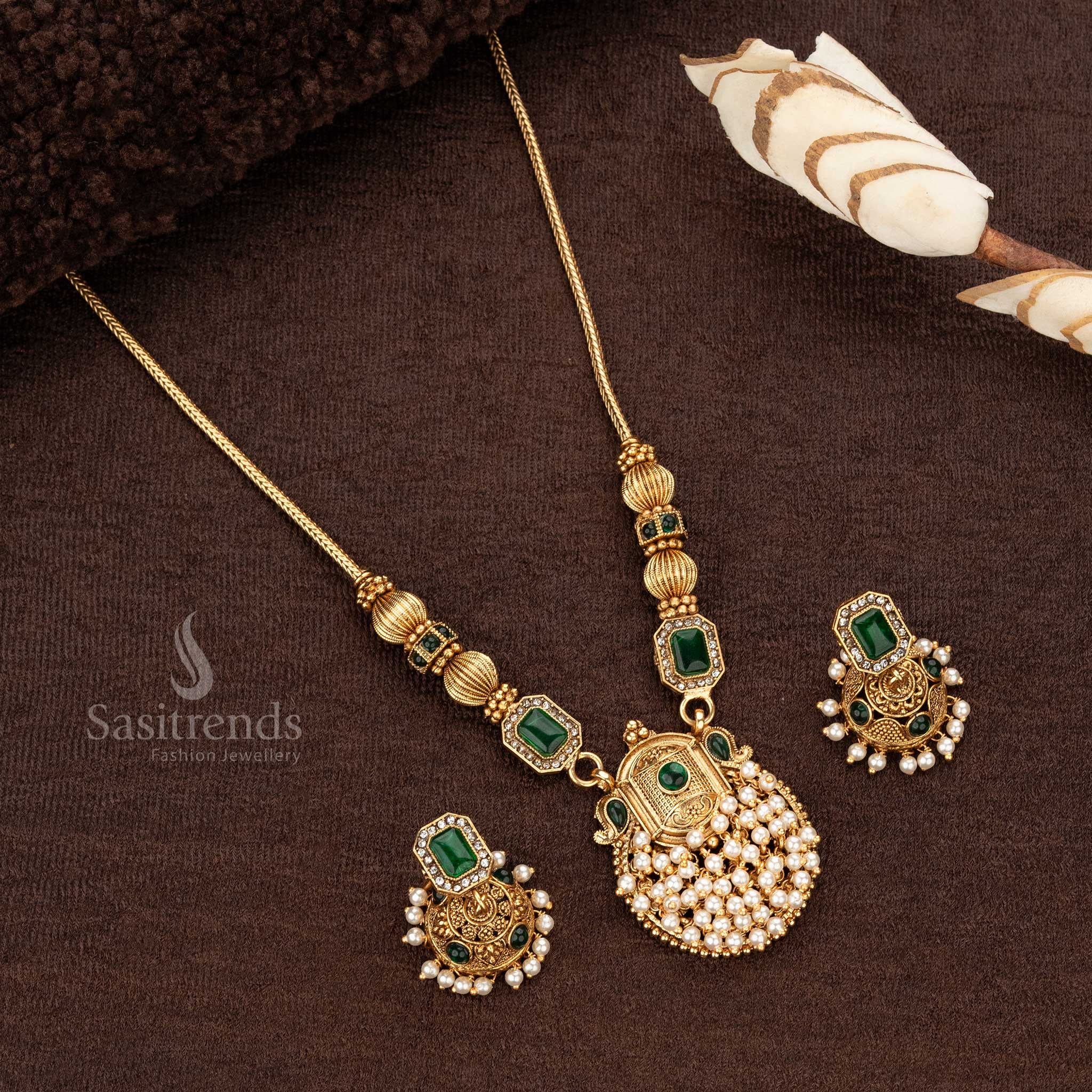 Matte gold-plated necklace with green motifs and dome pearl pendant - Sasitrends