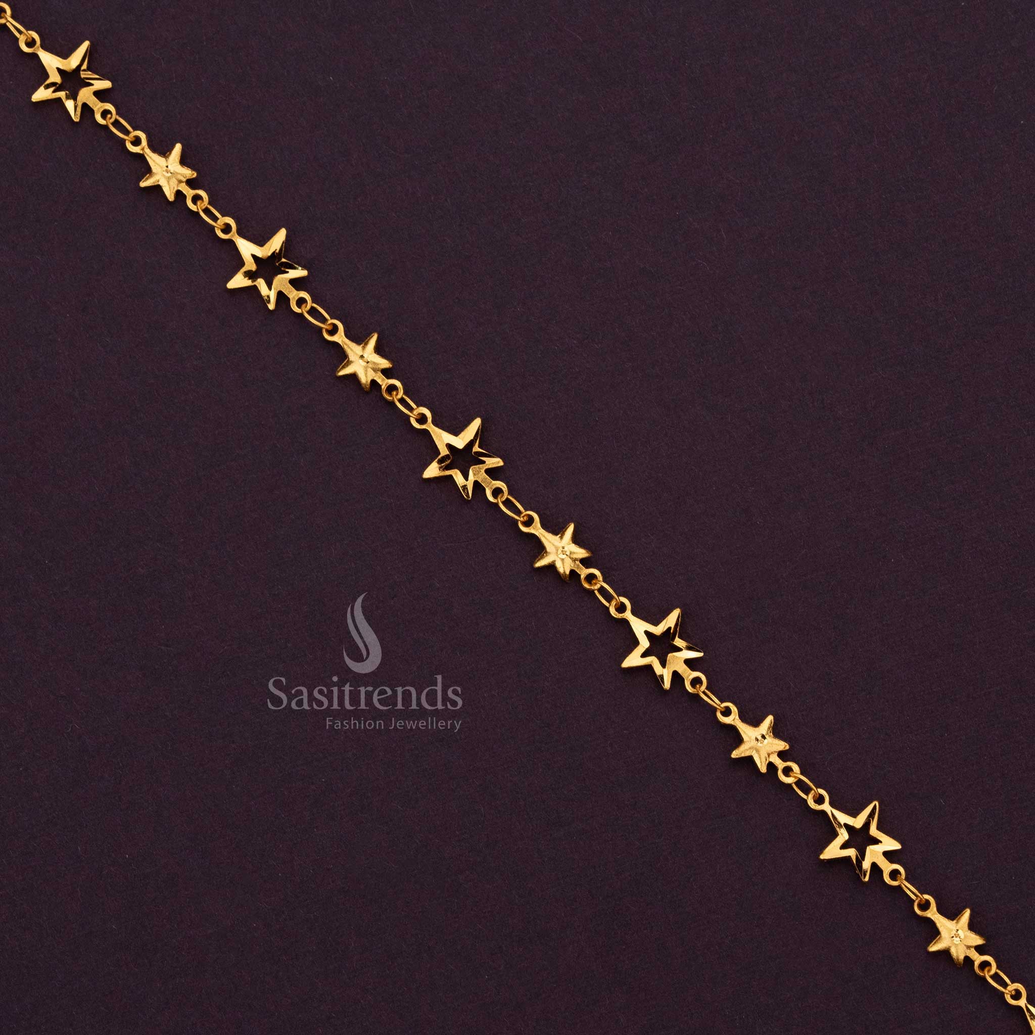 Micro gold-plated star bracelet, designed to elevate your daily look - Sasitrends