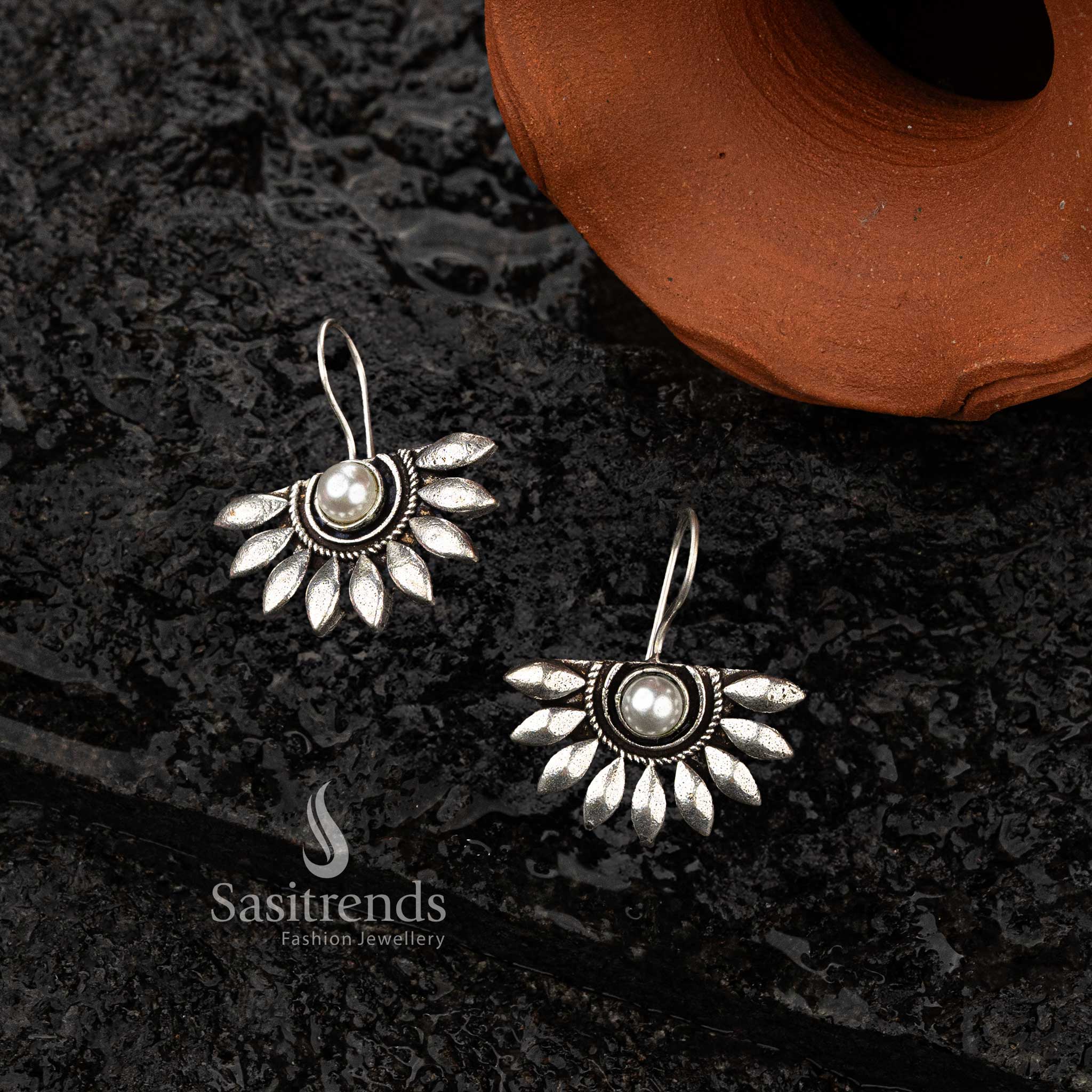 Elegant pearl-centered fan-shaped oxidised earrings - Sasitrends