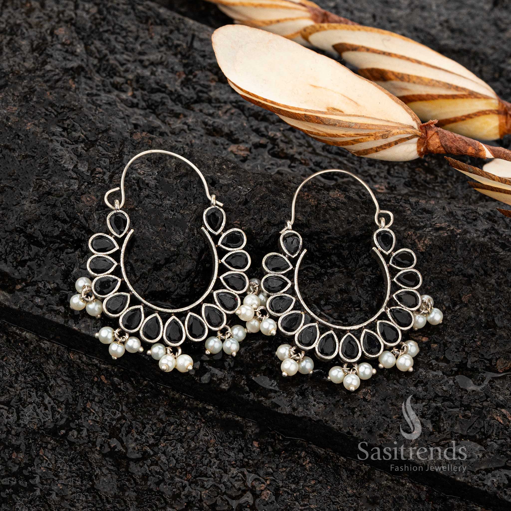 Oxidised hoop earrings with black pear stones and pearls - Sasitrends 