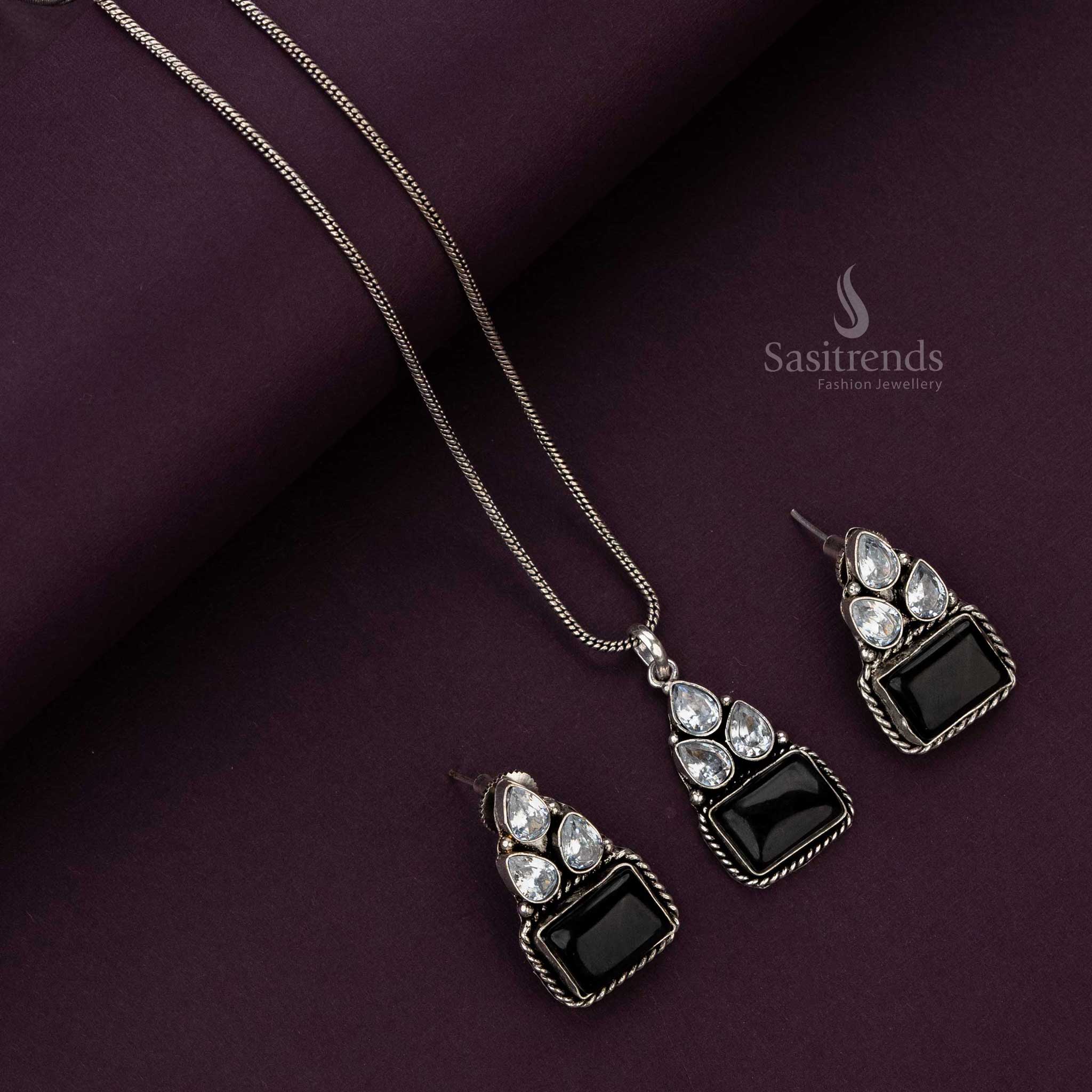 Black oxidised pendant chain set with pear-shaped accents - Sasitrends