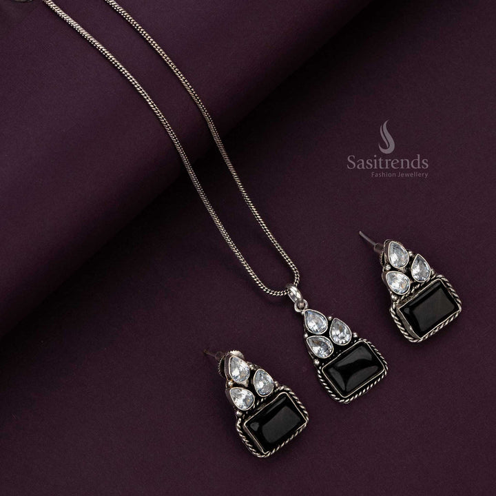 Black oxidised pendant chain set with pear-shaped accents - Sasitrends