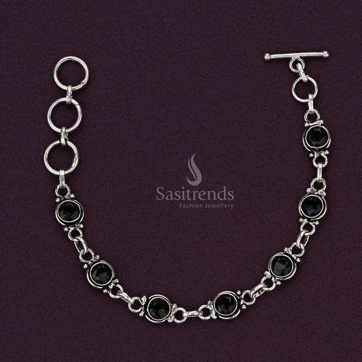 Black stone oxidised bracelet with round frames and toggle clasp - Sasitrends