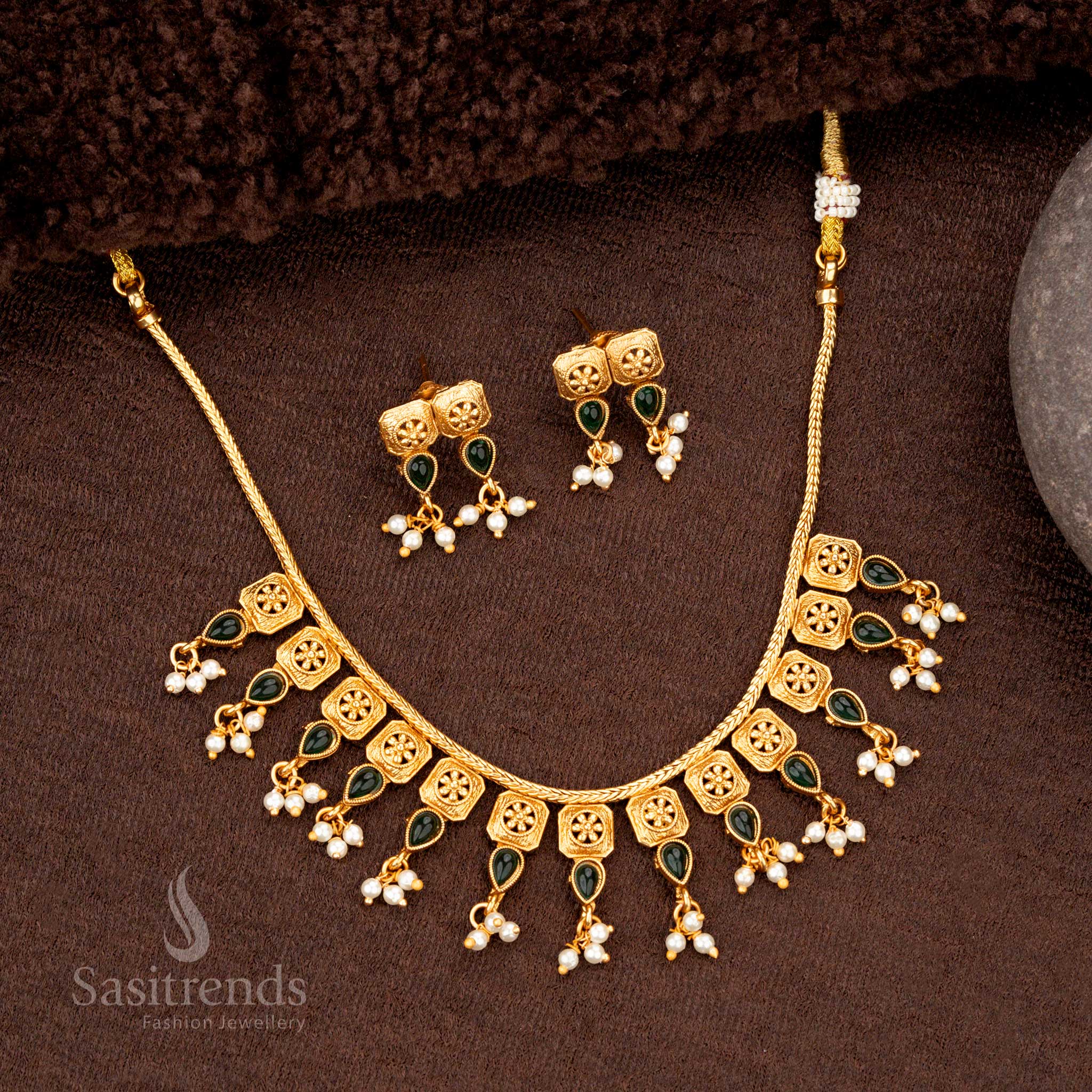 Matte gold-plated temple necklace set with green stones and square motifs - Sasitrends