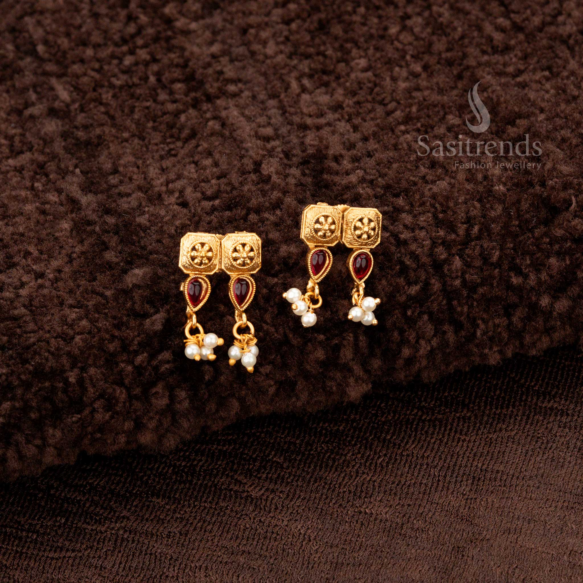 Ruby-accented matte gold-plated jewellery set with square motifs and pearl drops - Sasitrends