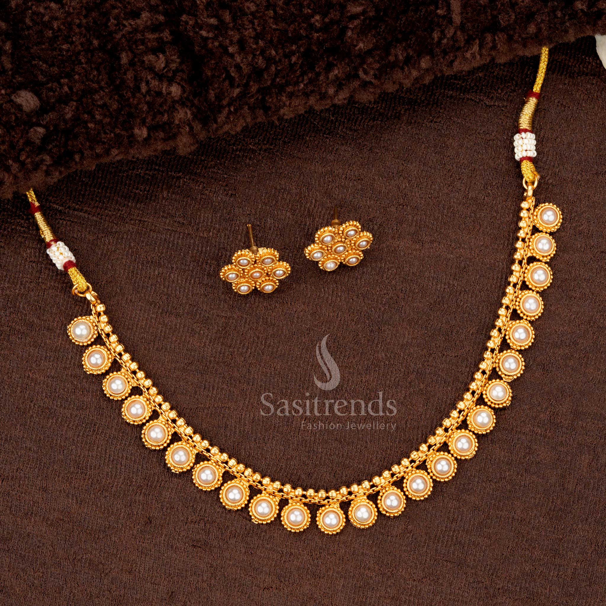 Classic matte gold-plated temple necklace with pearl circular motifs - Sasitrends