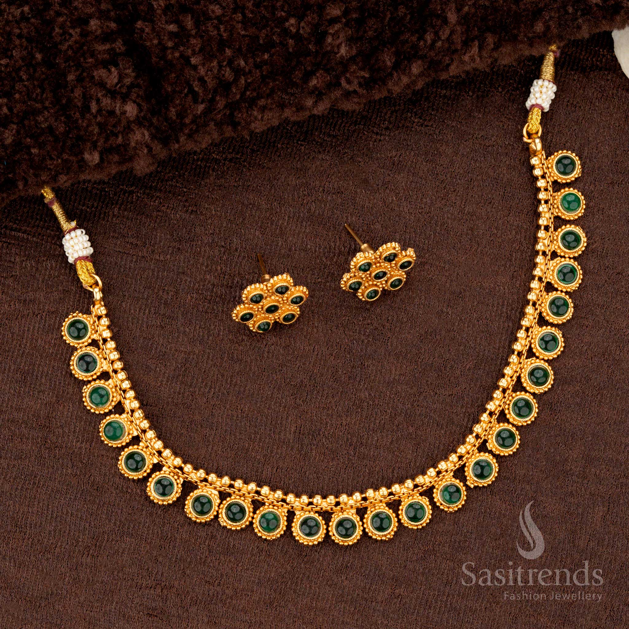 Green-accented temple necklace with circular motifs in matte gold - Sasitrends