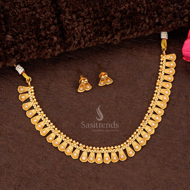 Traditional necklace with pearls and tapered teardrop-shaped motifs - Sasitrends