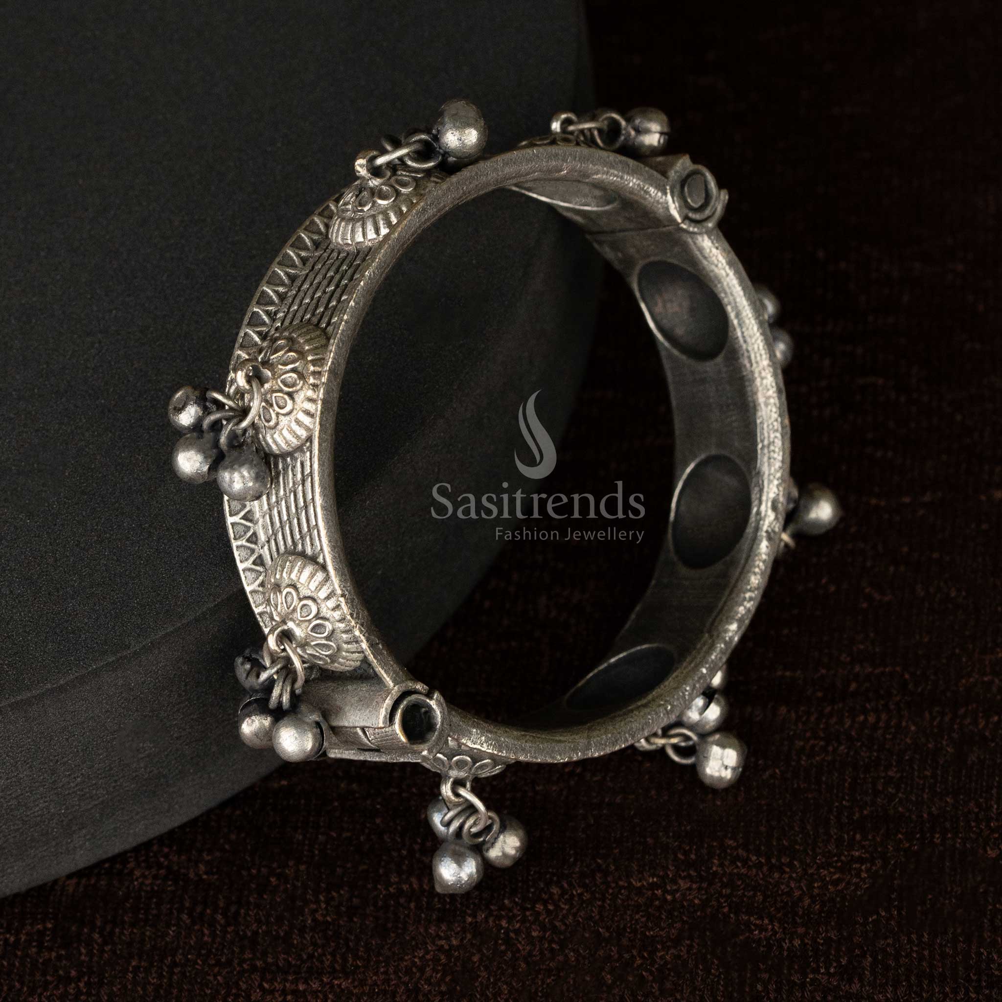 Screw-style antique oxidised bangle with Beads- Sasitrends