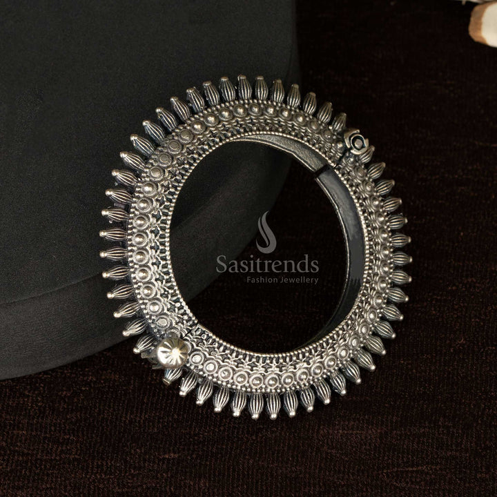 Screw-style antique oxidised bangle with floral carvings - Sasitrends