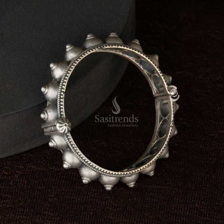 Screw-style oxidised kada featuring sunburst patterns - Sasitrends