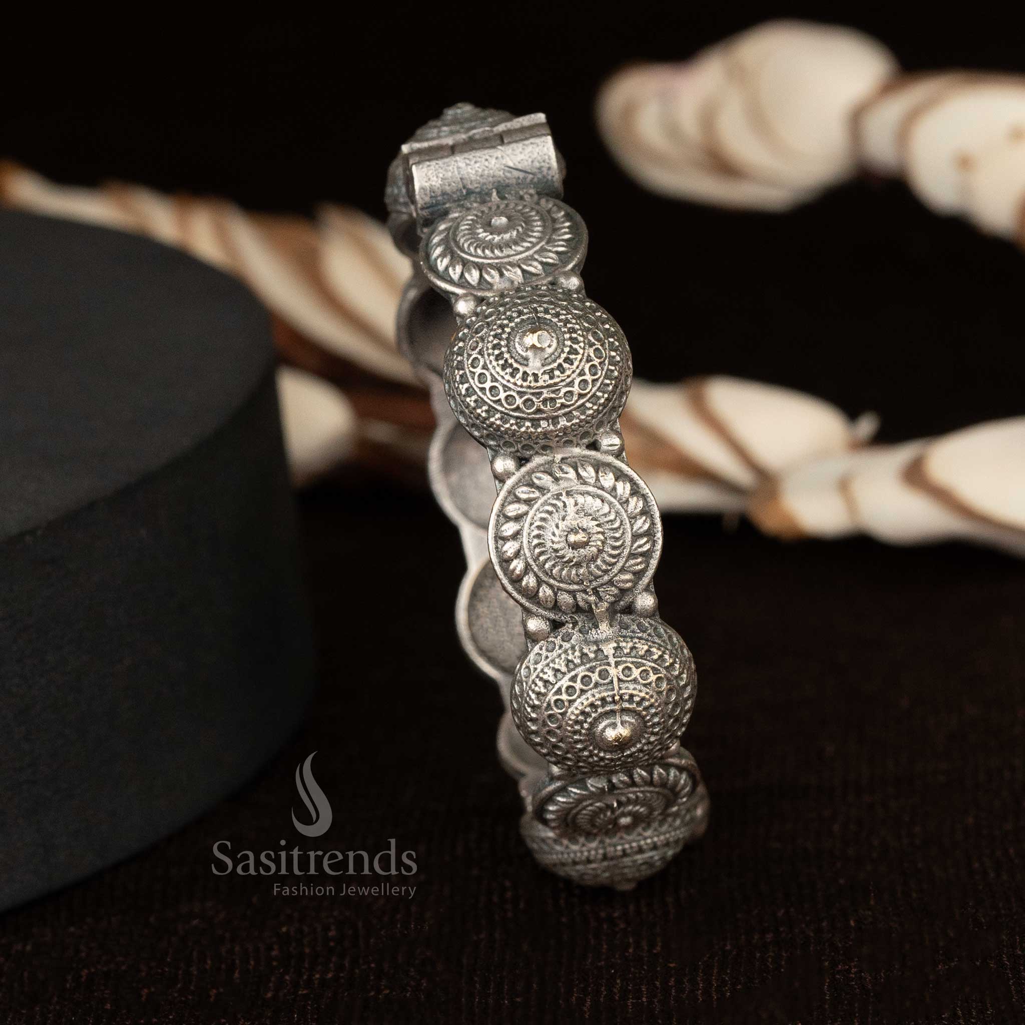 Elegant oxidised bangle featuring scallop-shaped patterns - Sasitrends