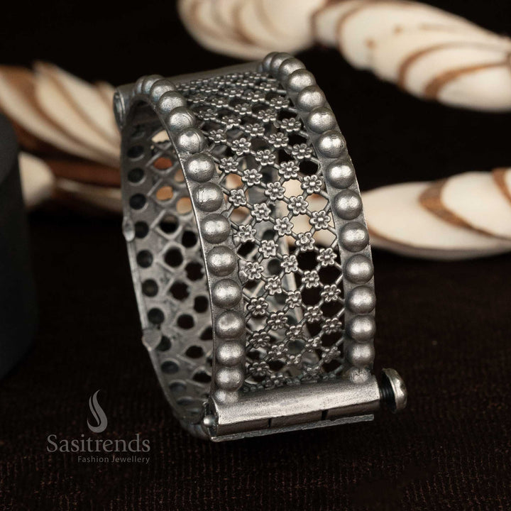 Elegant floral oxidised bangle featuring scallop-shaped patterns - Sasitrends