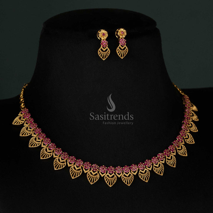 Traditional temple jewellery necklace with floral clusters and dangling leaf design – Sasitrends