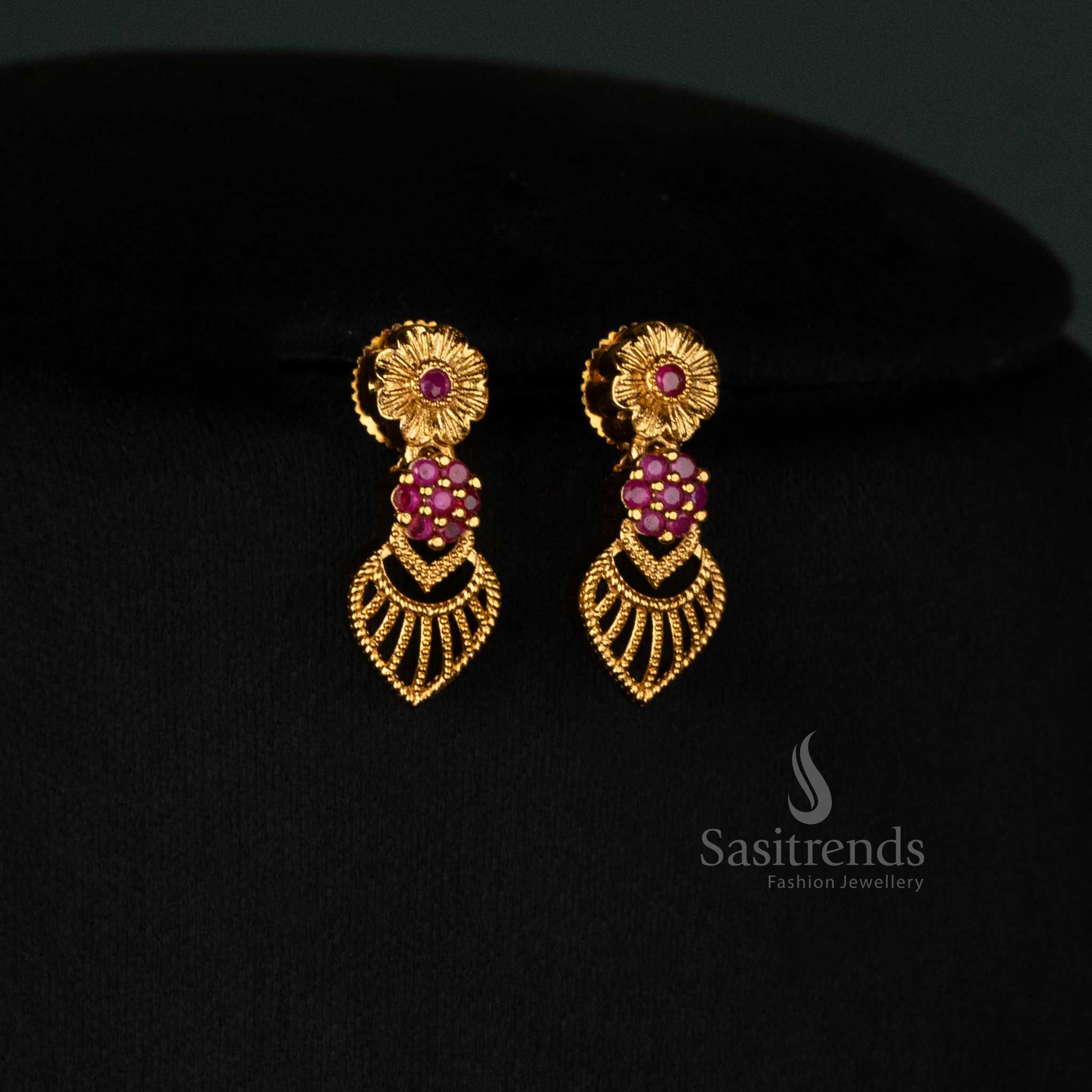 Premium matte gold plated necklace set with floral cluster and leaf motif detailing – Sasitrends