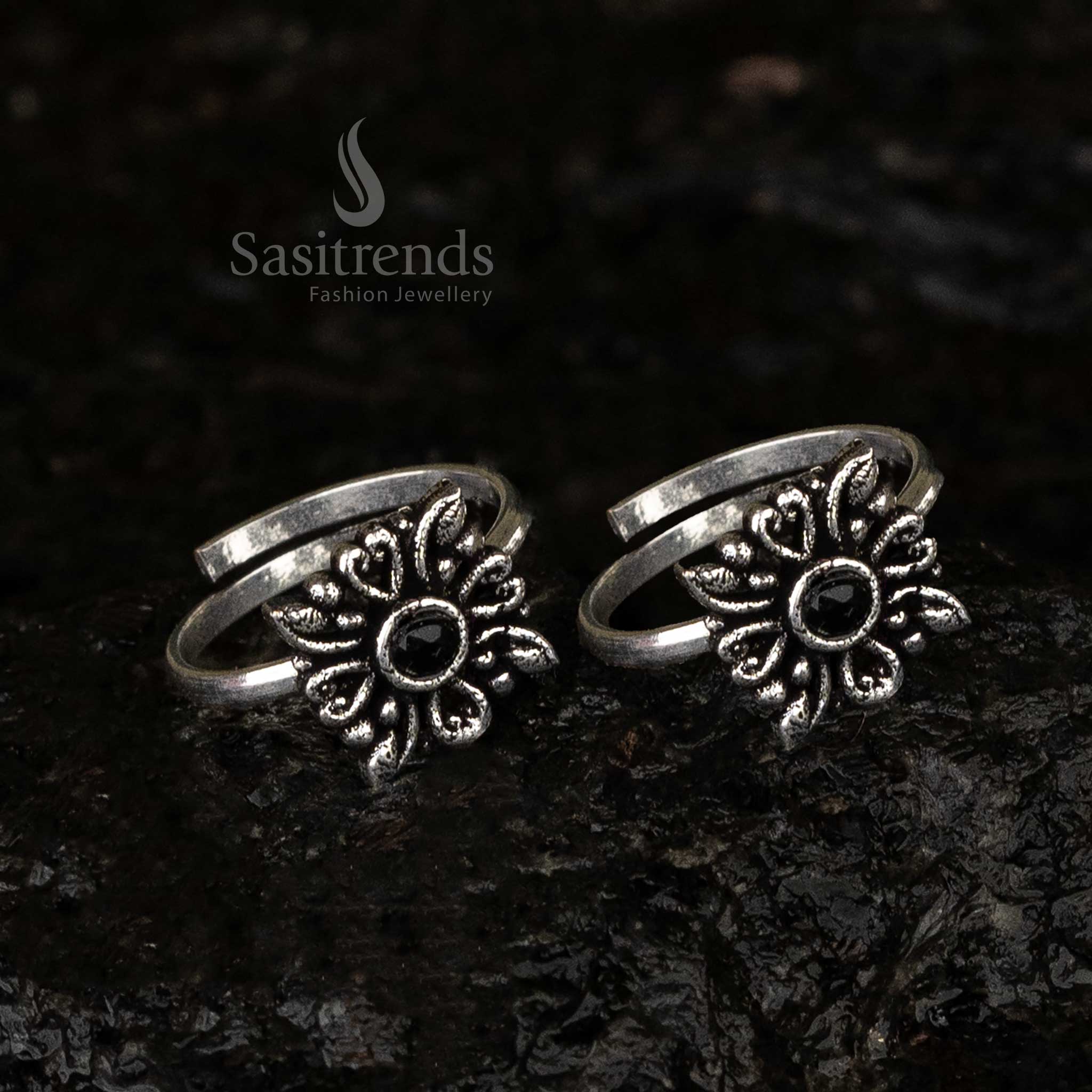 Luxurious oxidised black stone toe ring with square floral design and adjustable band - Sasitrends