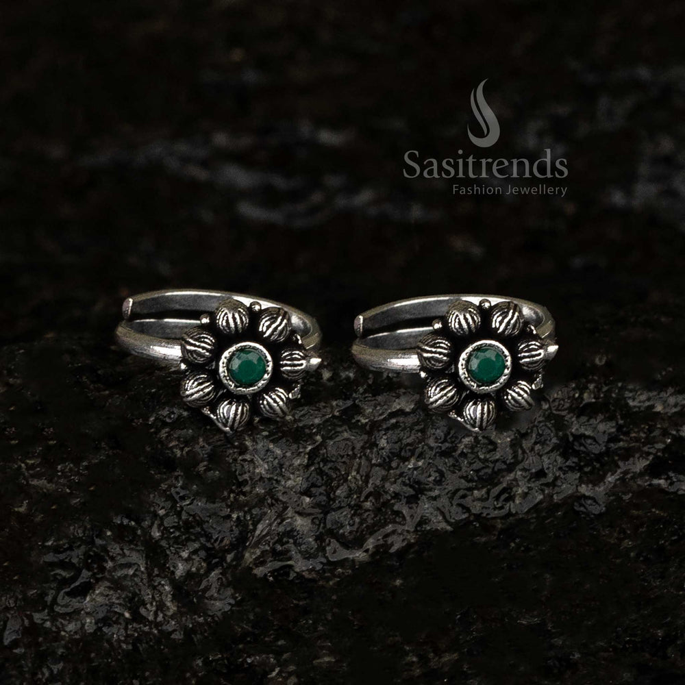 Oxidised round stone toe ring featuring a forest green gemstone at the center of a petal design, embodying an antique natural charm - Sasitrends