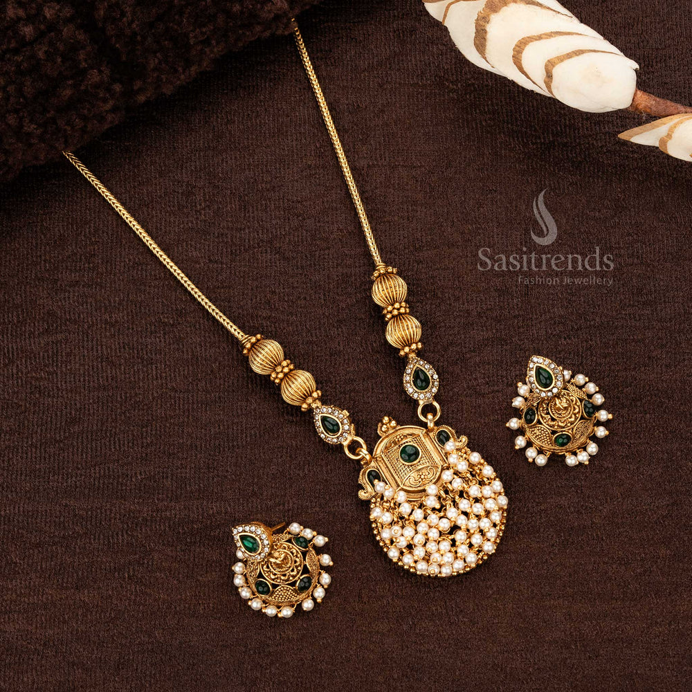 Elegant green stone pendant necklace with layered pearl design - Sasitrends