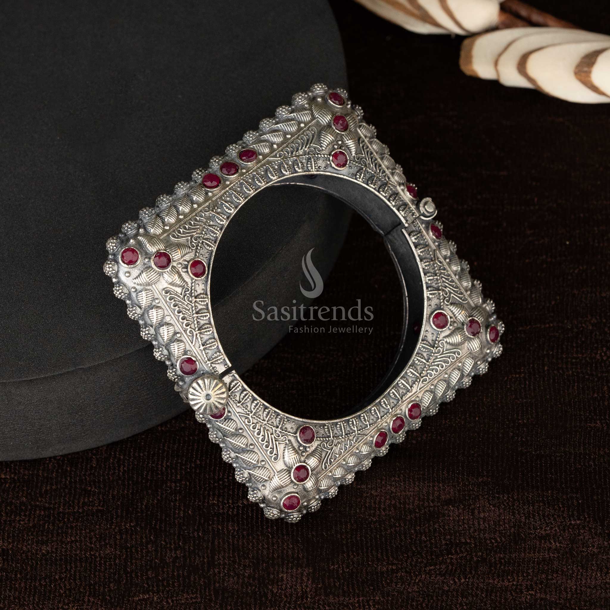 Screw-type square oxidised bangle with ruby detailing - Sasitrends