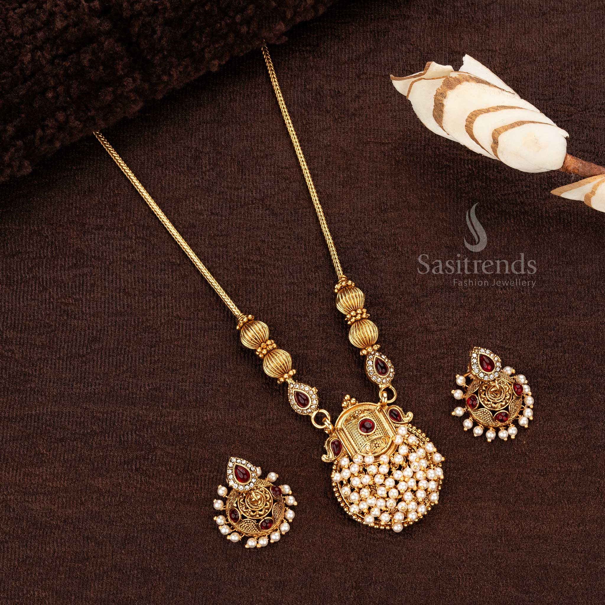 Matte gold-plated necklace set with pearl pendant and ruby teardrop motifs - Sasitrends