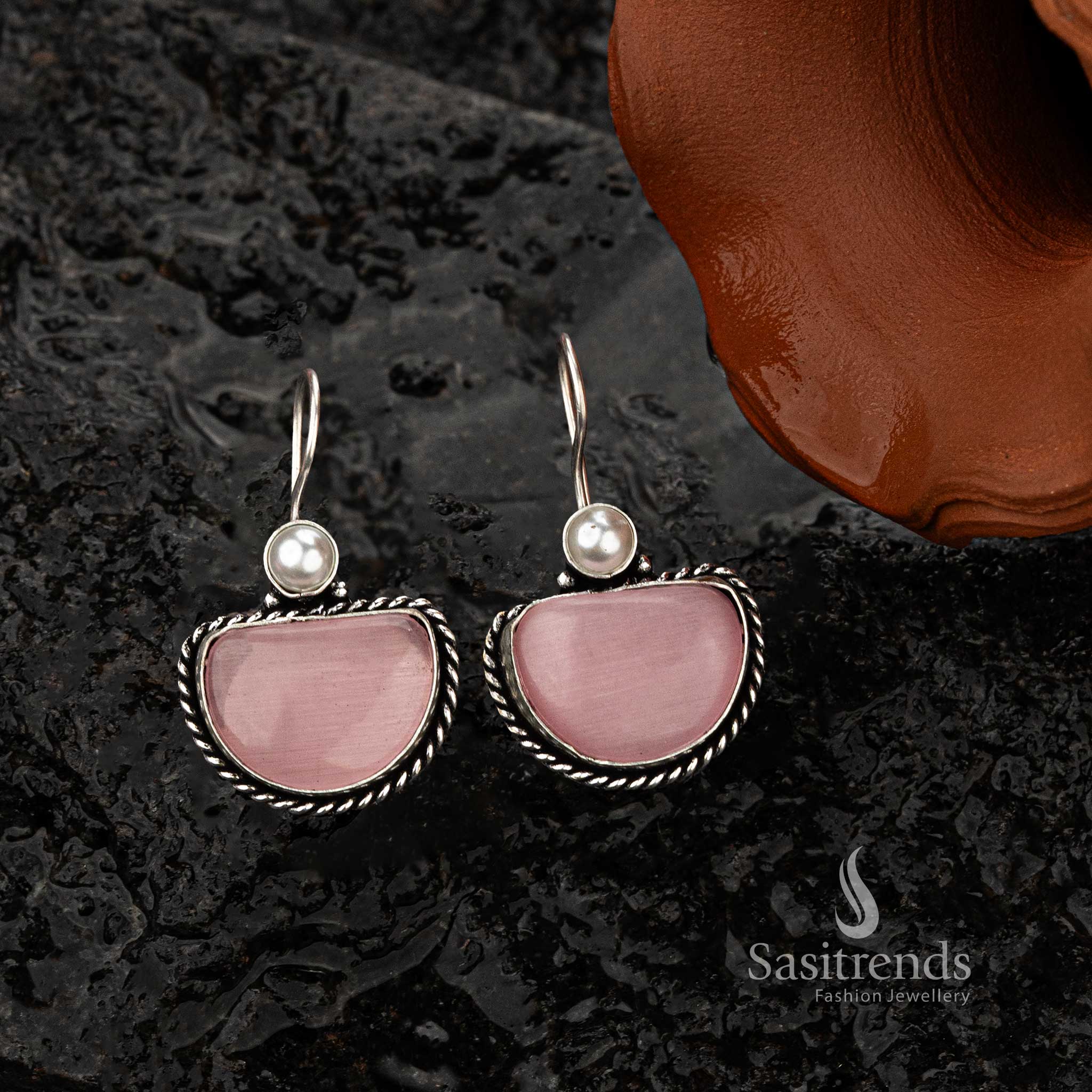 Chic oxidised silver earrings with pink stone and elegant pearl - Sasitrends