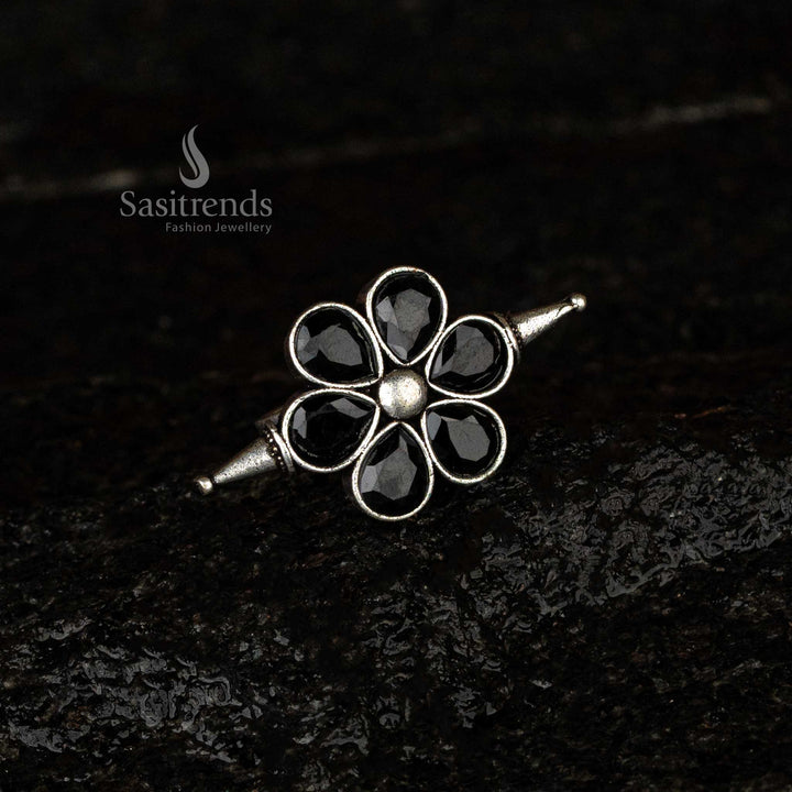 Black oxidised adjustable flower ring with faceted stones - Sasitrends