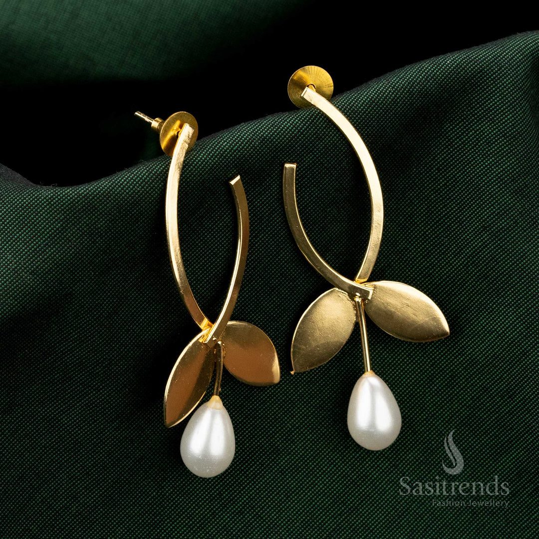 Elegant gold-plated curved earrings with a delicate leaf motif and pearls - Sasitrends