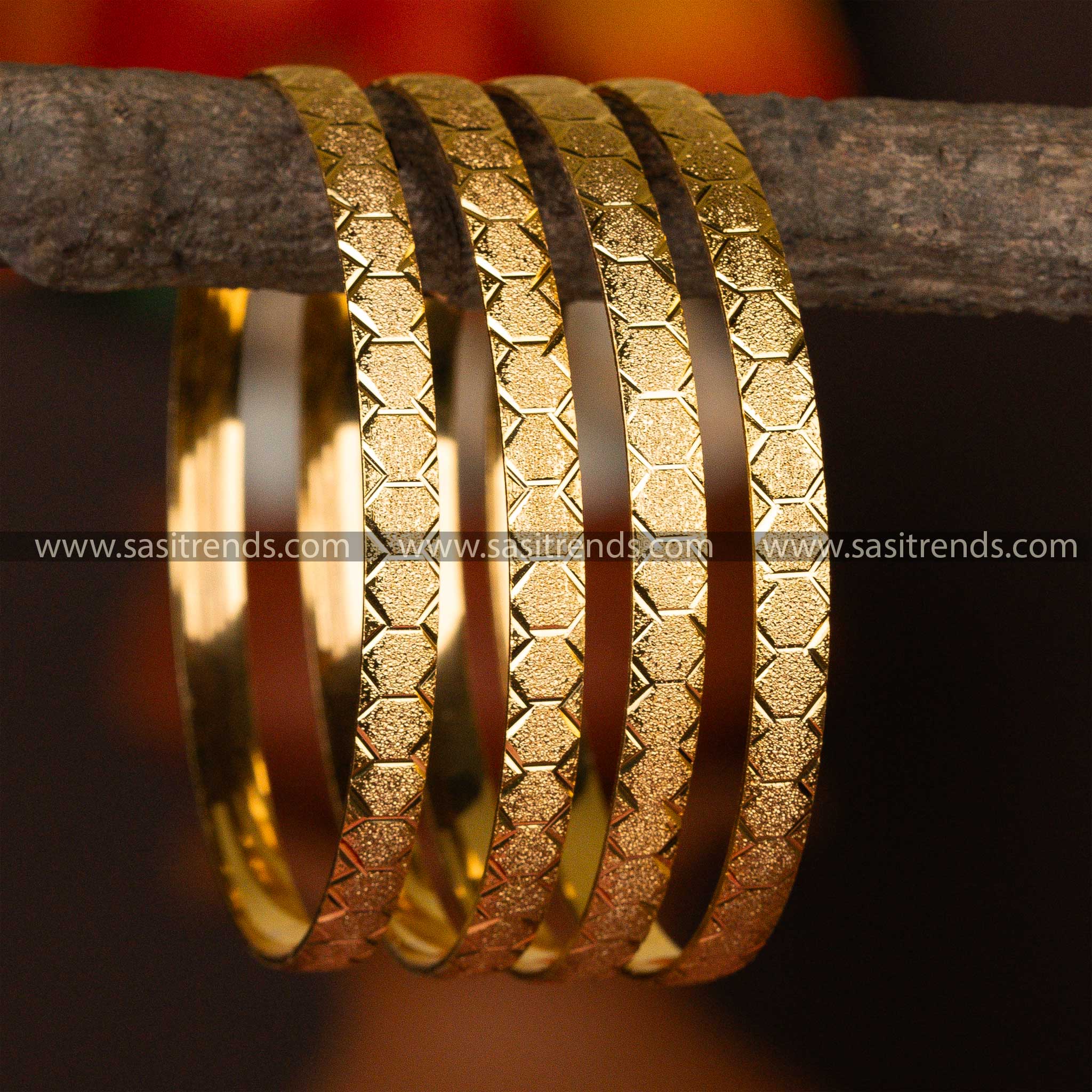 Set of four micro gold-plated bangles with guaranteed geometric patterns