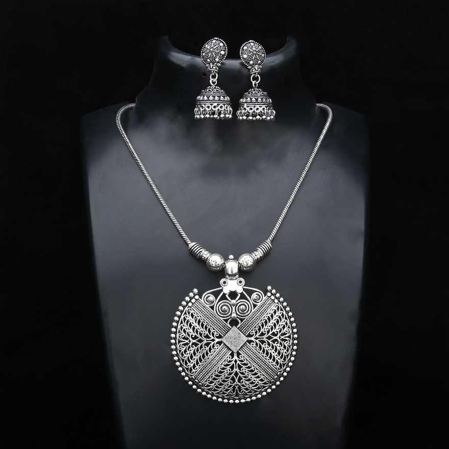 Black Metal silver chain pendant set